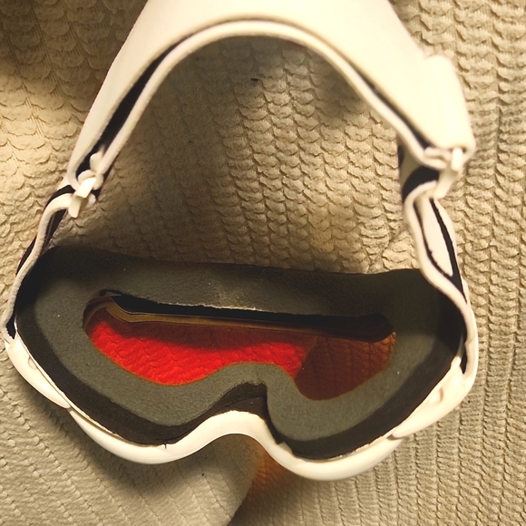 White Ski Goggles with Red Lens - Picture 4 of 4